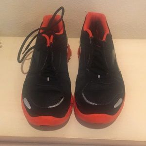 Woman size7 gym shoes. Reebok very comfortable